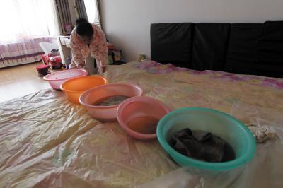 万年楼上漏水，住户失联，小区没物管，业主维权难！律师来支招……